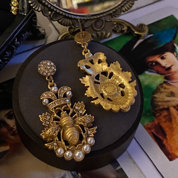 🐝 VINTAGE GLAM! Regal Bee Drop Earrings - Picture 4 of 5